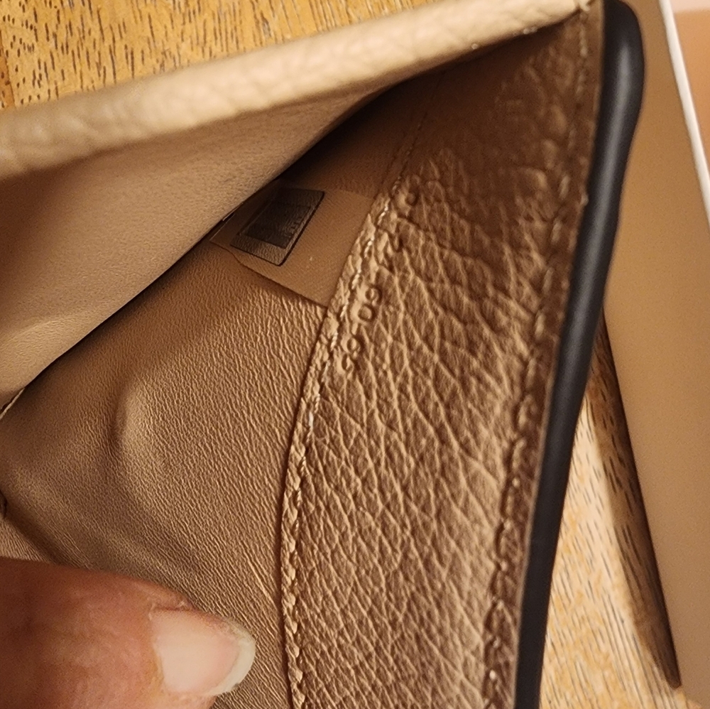 Chloé Alphabet Small Tri-Fold Wallet crafted from grained calfskin New Unused - Picture 15 of 16